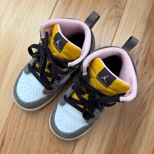 Nike Kids Jordan 1 Mid SE Stylish Sneakers - White, Yellow, and Gray & Pink